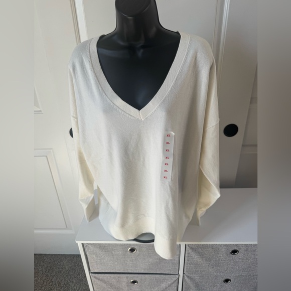 Old Navy Cream V-Neck Sweater - Picture 1 of 4